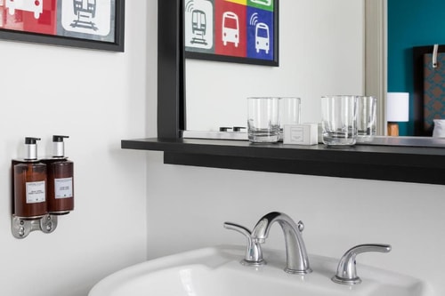 Queen Room Near  Pedestrian Coffee CHI 8 Luxury Bookings