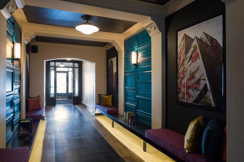 Queen Room Near  Pedestrian Coffee CHI 10 Luxury Bookings