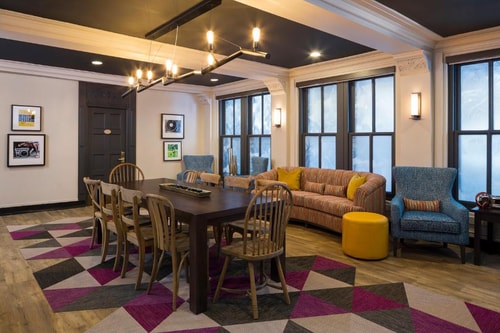 Queen Room Near  Pedestrian Coffee CHI 12 Luxury Bookings