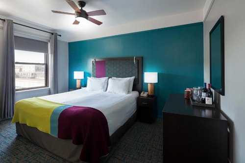 Queen Room Near  Pedestrian Coffee CHI 4 Luxury Bookings