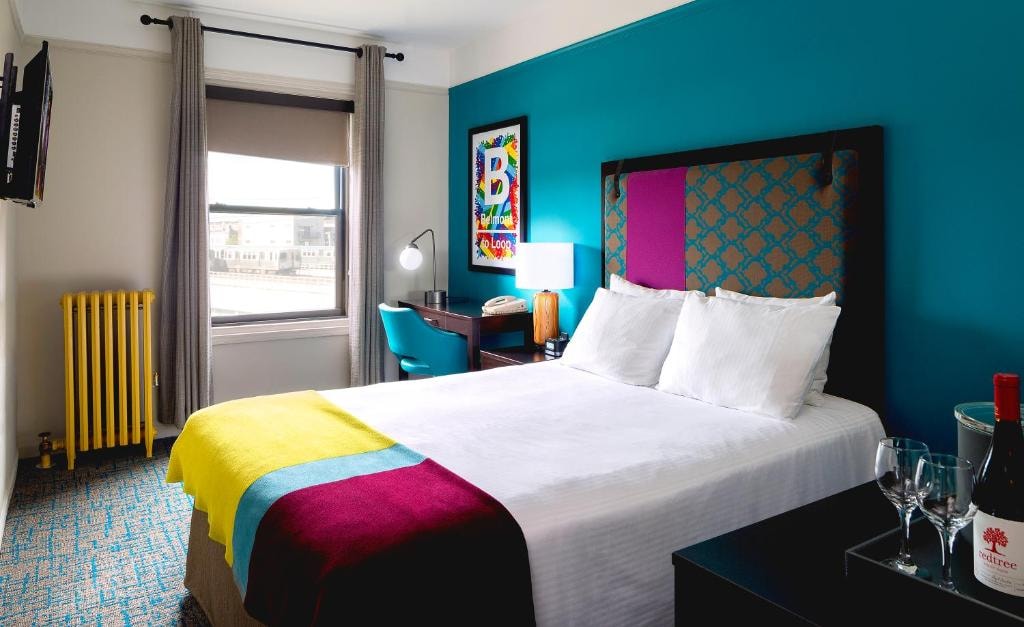 Queen Room Near  Pedestrian Coffee CHI Luxury Bookings