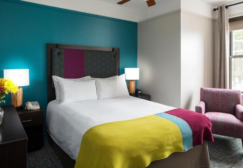 Queen Room Near  Pedestrian Coffee CHI 3 Luxury Bookings