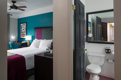 Queen Room Near  Pedestrian Coffee CHI 5 Luxury Bookings