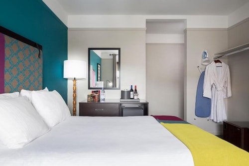 Queen Room Near  Pedestrian Coffee CHI 7 Luxury Bookings