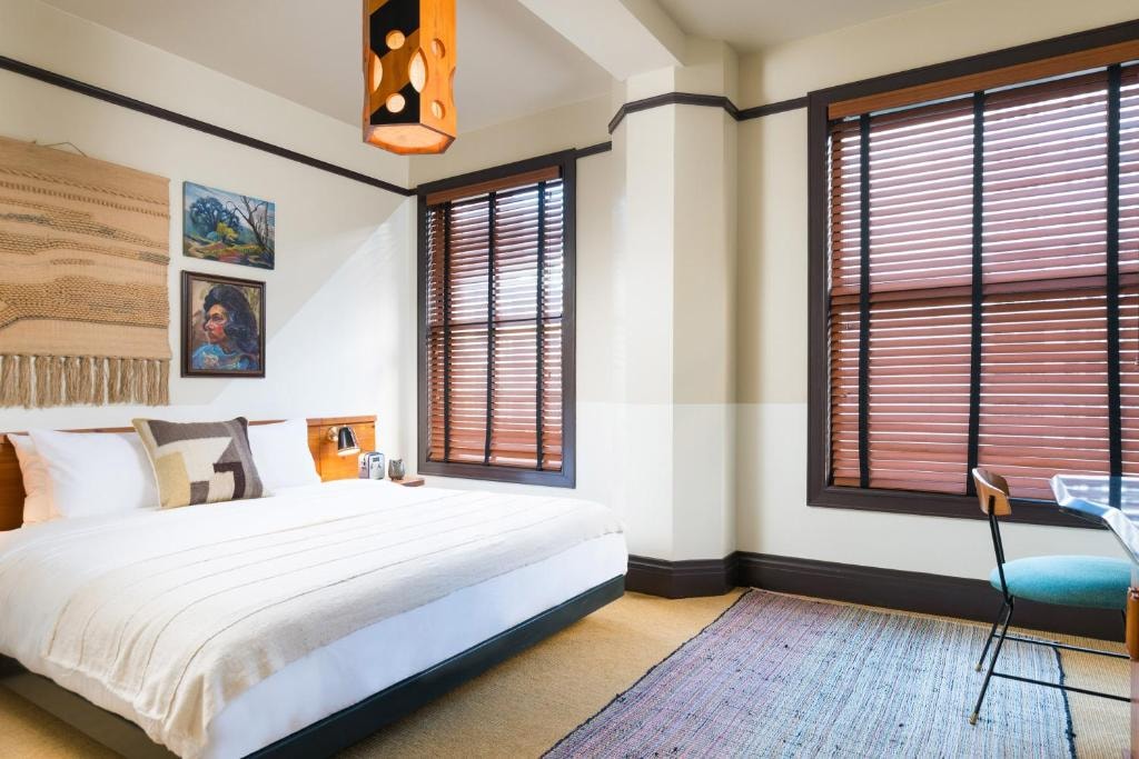 premiumKing Near Commercial Exchange Building LA Luxury Bookings