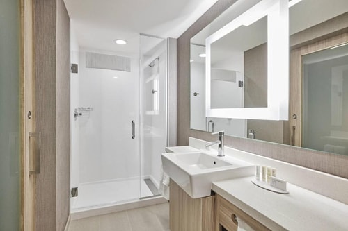 King Suite Near Ivy Garden Learing Center CHI 5 Luxury Bookings