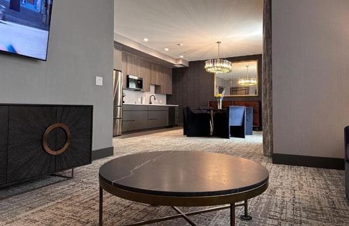 King Suite Near Ivy Garden Learing Center CHI 9 Luxury Bookings
