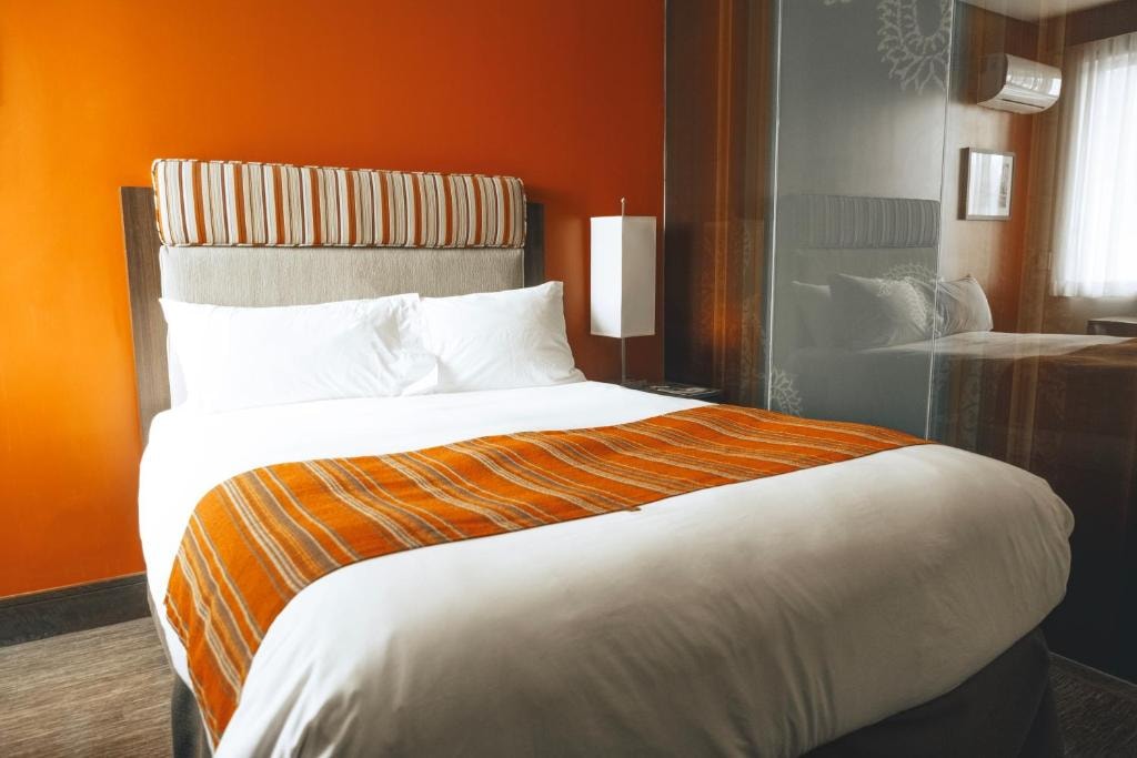 Queen Room Near Reeves Park LA Luxury Bookings