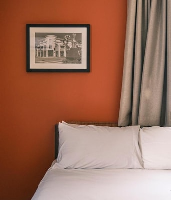 Queen Room Near Reeves Park LA 2 Luxury Bookings