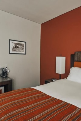 Queen Room Near Reeves Park LA 3 Luxury Bookings