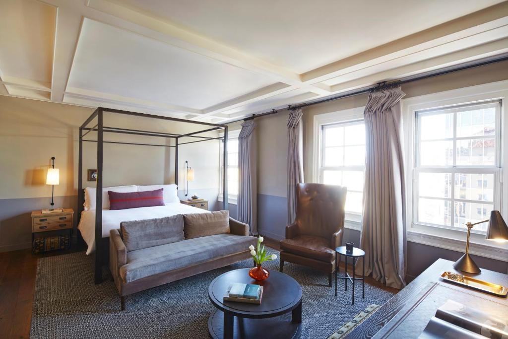 King Studio Near Hollywood Bus Tours LA Luxury Bookings