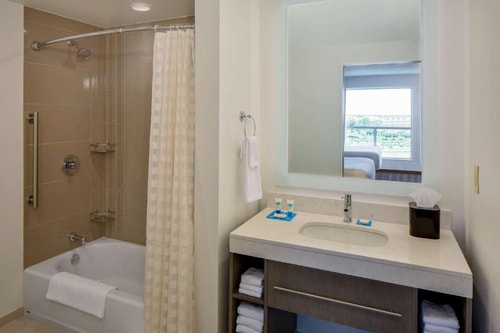 Studio Suite Near Guess Factory ORL 4 Luxury Bookings