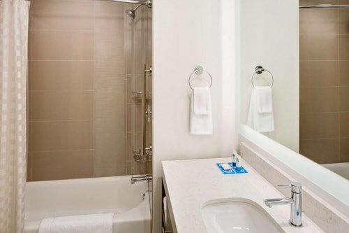 Studio Suite Near Guess Factory ORL 3 Luxury Bookings