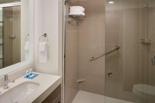 Studio Suite Near Guess Factory ORL 5 Luxury Bookings
