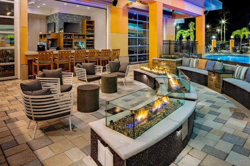 Studio Suite Near Guess Factory ORL 9 Luxury Bookings