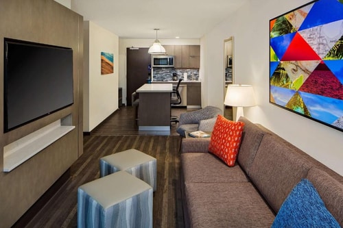 Studio Suite Near Guess Factory ORL 2 Luxury Bookings