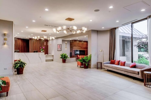 King Room Near Oak Lawn Ice Arena CHI 12 Luxury Bookings