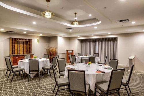 King Room Near Oak Lawn Ice Arena CHI 11 Luxury Bookings