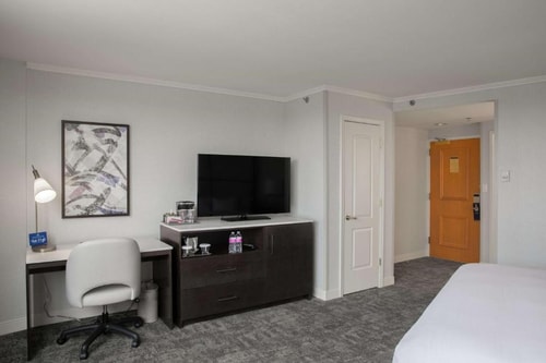 King Room Near Oak Lawn Ice Arena CHI 3 Luxury Bookings