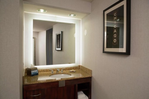 King Room Near Oak Lawn Ice Arena CHI 4 Luxury Bookings