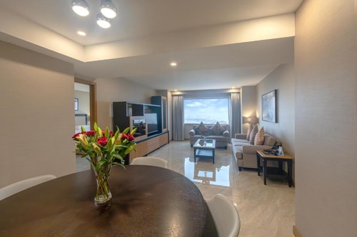 Three Bedroom Apartment Near Gold Souk 8 Luxury Bookings