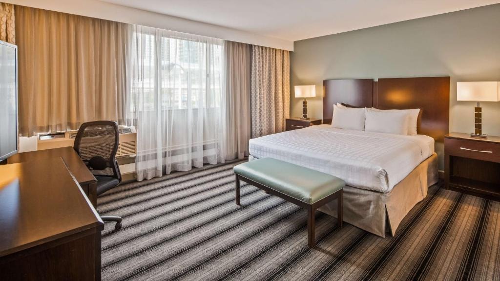 King Room Near East Bank Club CHI Luxury Bookings