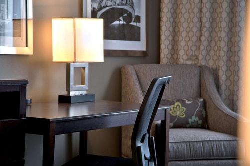 King Room Near East Bank Club CHI 2 Luxury Bookings