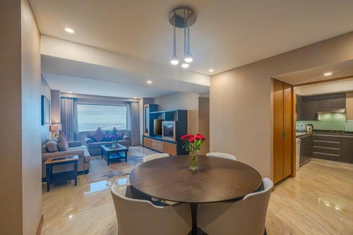 2 Bedroom Apartment Near Gold Souk Metro Station 2 Luxury Bookings