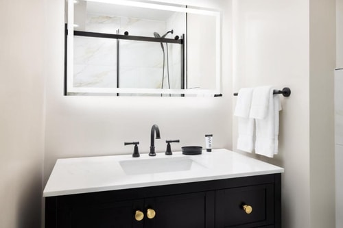 Standard Queen Room Near Gershwin Theatre NYC 3 Luxury Bookings
