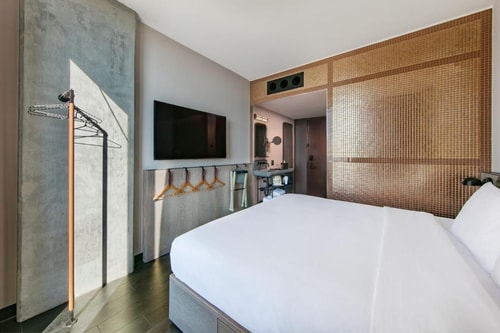 King Room Near Champion Charter Bus Los Angeles LA 2 Luxury Bookings