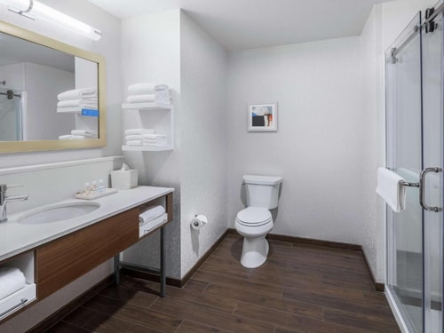 Deluxe King Room Near The Goddard School CHI 4 Luxury Bookings