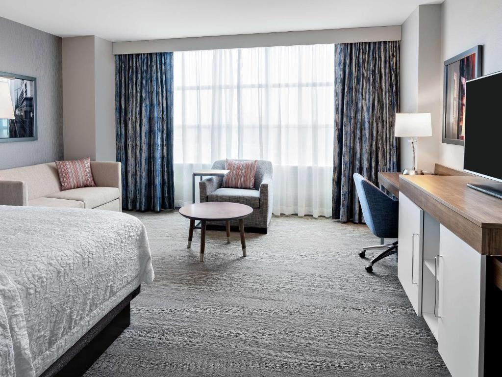 Deluxe King Room Near The Goddard School CHI Luxury Bookings