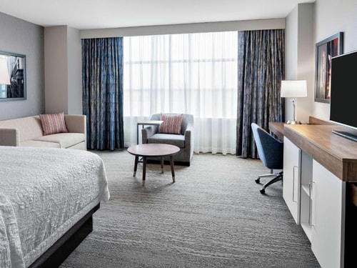 Deluxe King Room Near The Goddard School CHI Luxury Bookings
