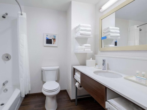 Deluxe King Room Near The Goddard School CHI 5 Luxury Bookings