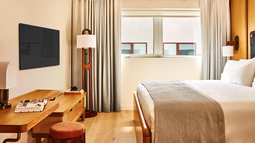 Superior King Room Near Juans Custom Upholstry LA Luxury Bookings