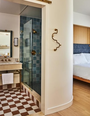 Superior King Room Near Juans Custom Upholstry LA 2 Luxury Bookings