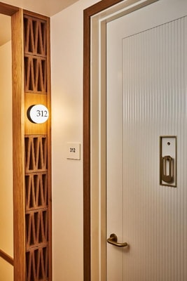 Superior King Room Near Juans Custom Upholstry LA 4 Luxury Bookings