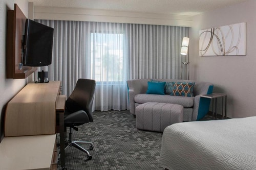 Queen Room Near Buena Vista Watersports ORL 2 Luxury Bookings