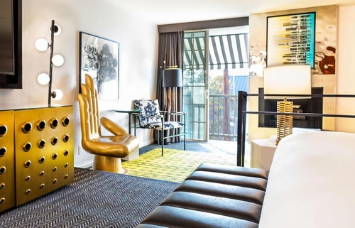Deluxe King Suite Near First Baptist Church LA 2 Luxury Bookings
