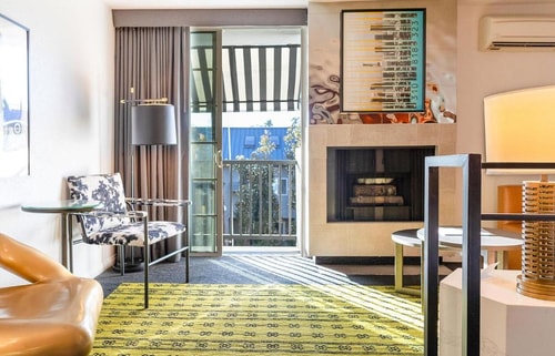 Deluxe King Suite Near First Baptist Church LA 3 Luxury Bookings