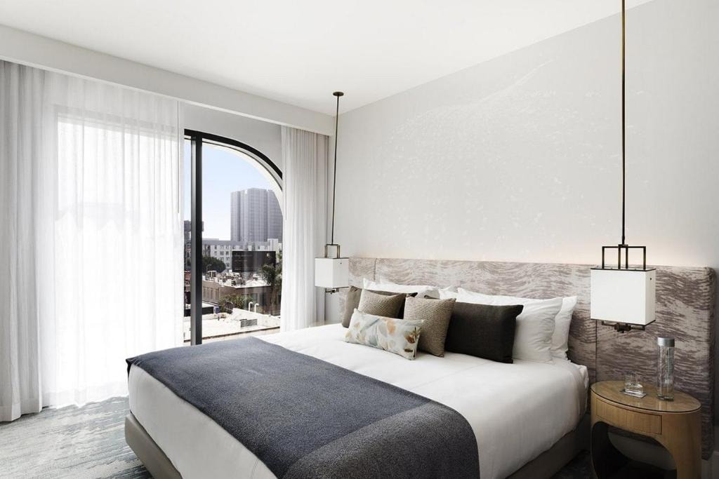 One Bedroom King Suite Near Gregory Siff Studio LA Luxury Bookings