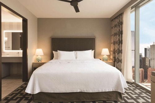 King Studio Suite Near Gibsons Italia CHI Luxury Bookings