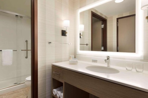 King Studio Suite Near Gibsons Italia CHI 6 Luxury Bookings