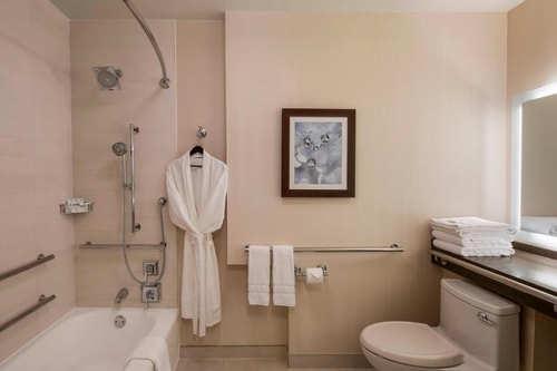 Traditional King Room Near Gap NYC 3 Luxury Bookings