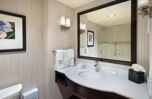 King Room Near Museum of Illusions CHI 6 Luxury Bookings
