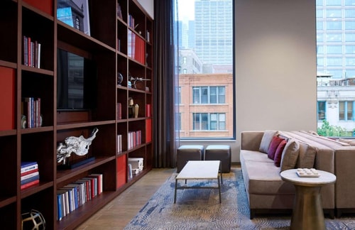 King Studio Suite Near Train Moment CHI 5 Luxury Bookings