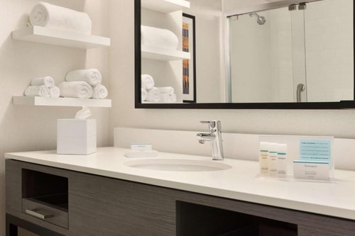 King Studio Suite Near Train Moment CHI 4 Luxury Bookings