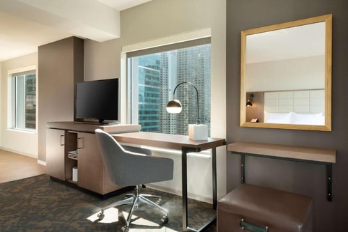 King Studio Suite Near Train Moment CHI 2 Luxury Bookings