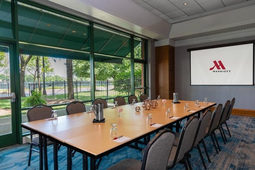 King Room Near UI Health CHI 6 Luxury Bookings