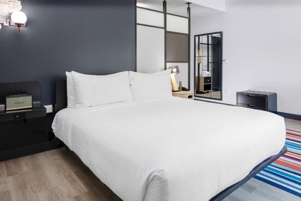 Guest Room Near The Cheesecake Factory ORL Luxury Bookings